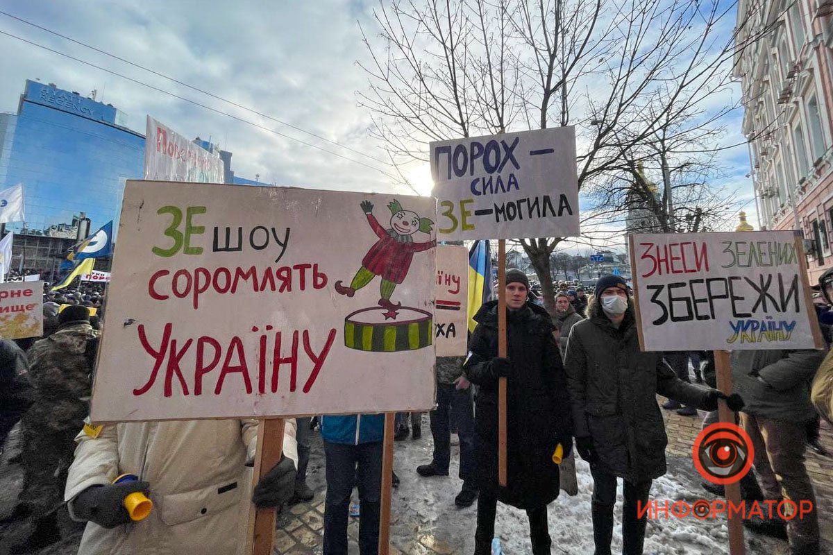 У Києві під Печерським судом зібралися сотні прихильників Порошенка: розгорнули плакати, поставили намети та встигли поштовхатися з поліцією 19