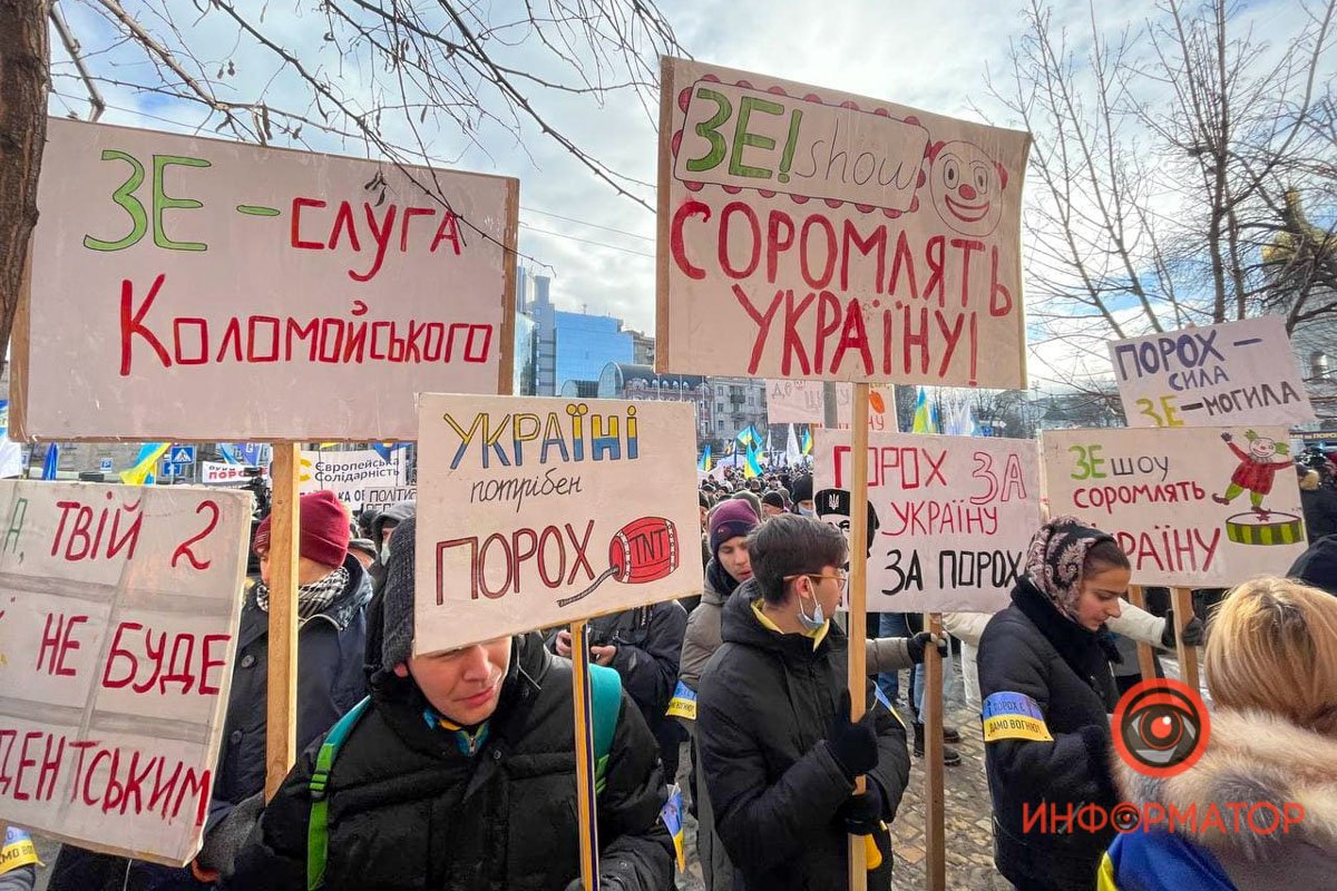 У Києві під Печерським судом зібралися сотні прихильників Порошенка: розгорнули плакати, поставили намети та встигли поштовхатися з поліцією 21