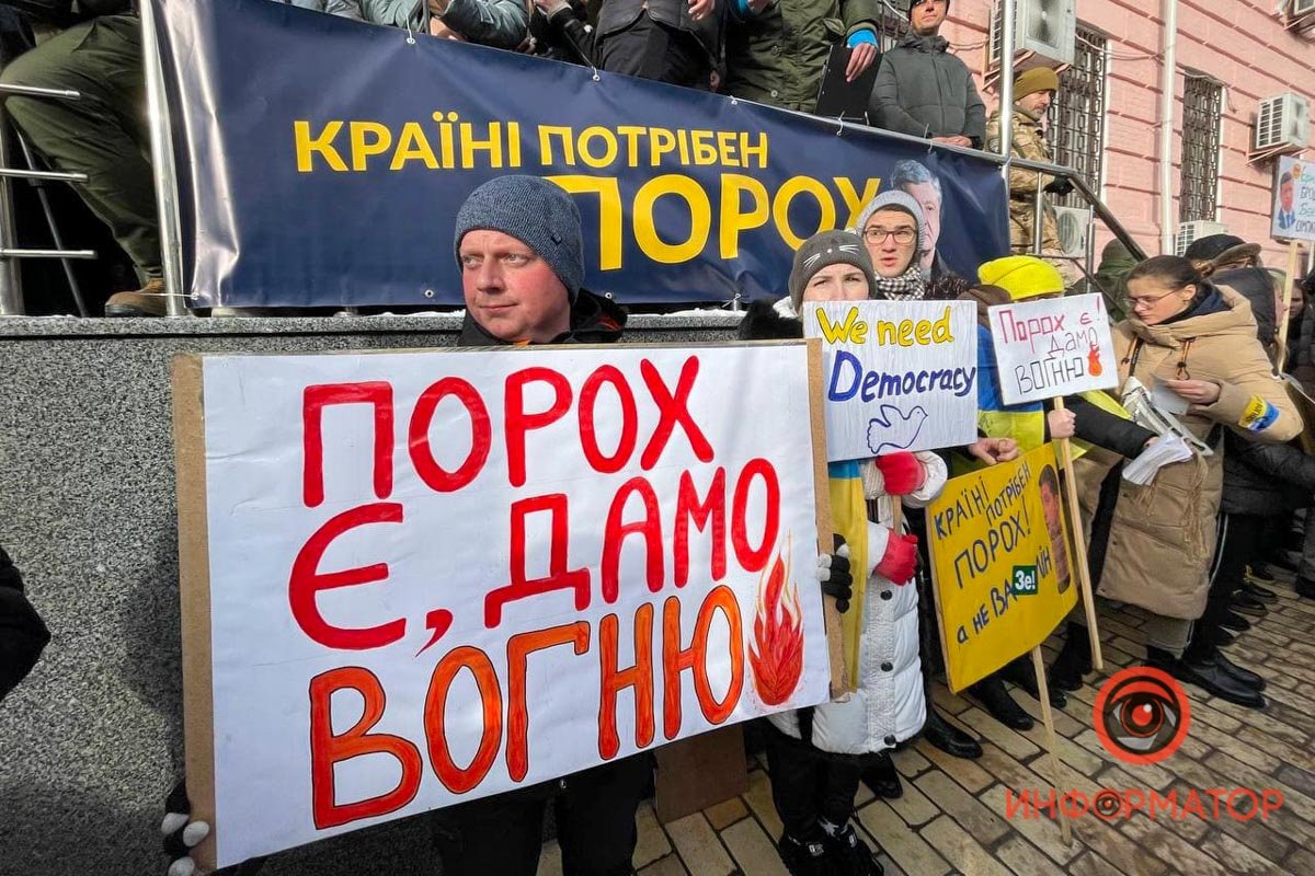 У Києві під Печерським судом зібралися сотні прихильників Порошенка: розгорнули плакати, поставили намети та встигли поштовхатися з поліцією 22