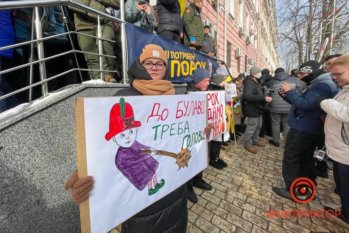 У Києві під Печерським судом зібралися сотні прихильників Порошенка: розгорнули плакати, поставили намети та встигли поштовхатися з поліцією 23