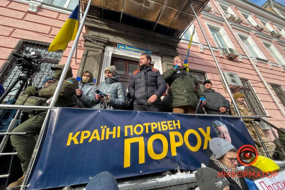 У Києві під Печерським судом зібралися сотні прихильників Порошенка: розгорнули плакати, поставили намети та встигли поштовхатися з поліцією 24