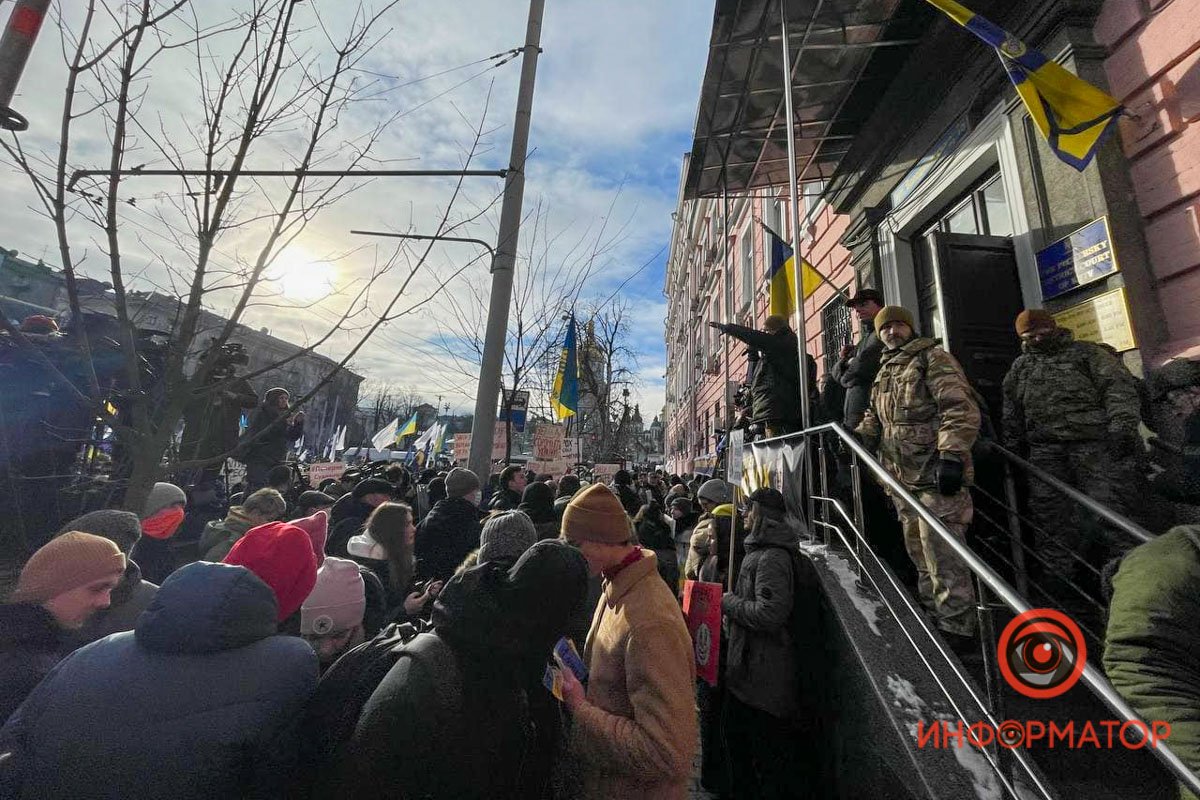 У Києві під Печерським судом зібралися сотні прихильників Порошенка: розгорнули плакати, поставили намети та встигли поштовхатися з поліцією 26