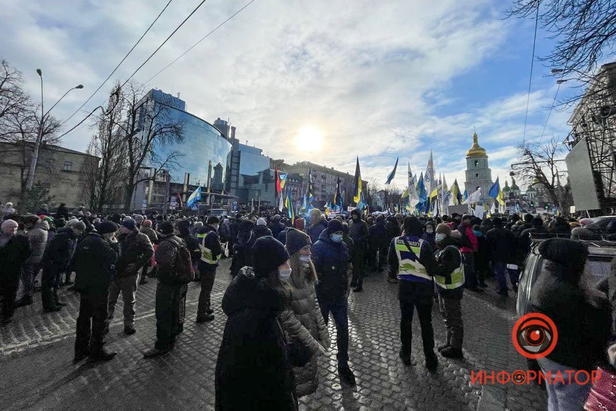 У Києві під Печерським судом зібралися сотні прихильників Порошенка: розгорнули плакати, поставили намети та встигли поштовхатися з поліцією 25