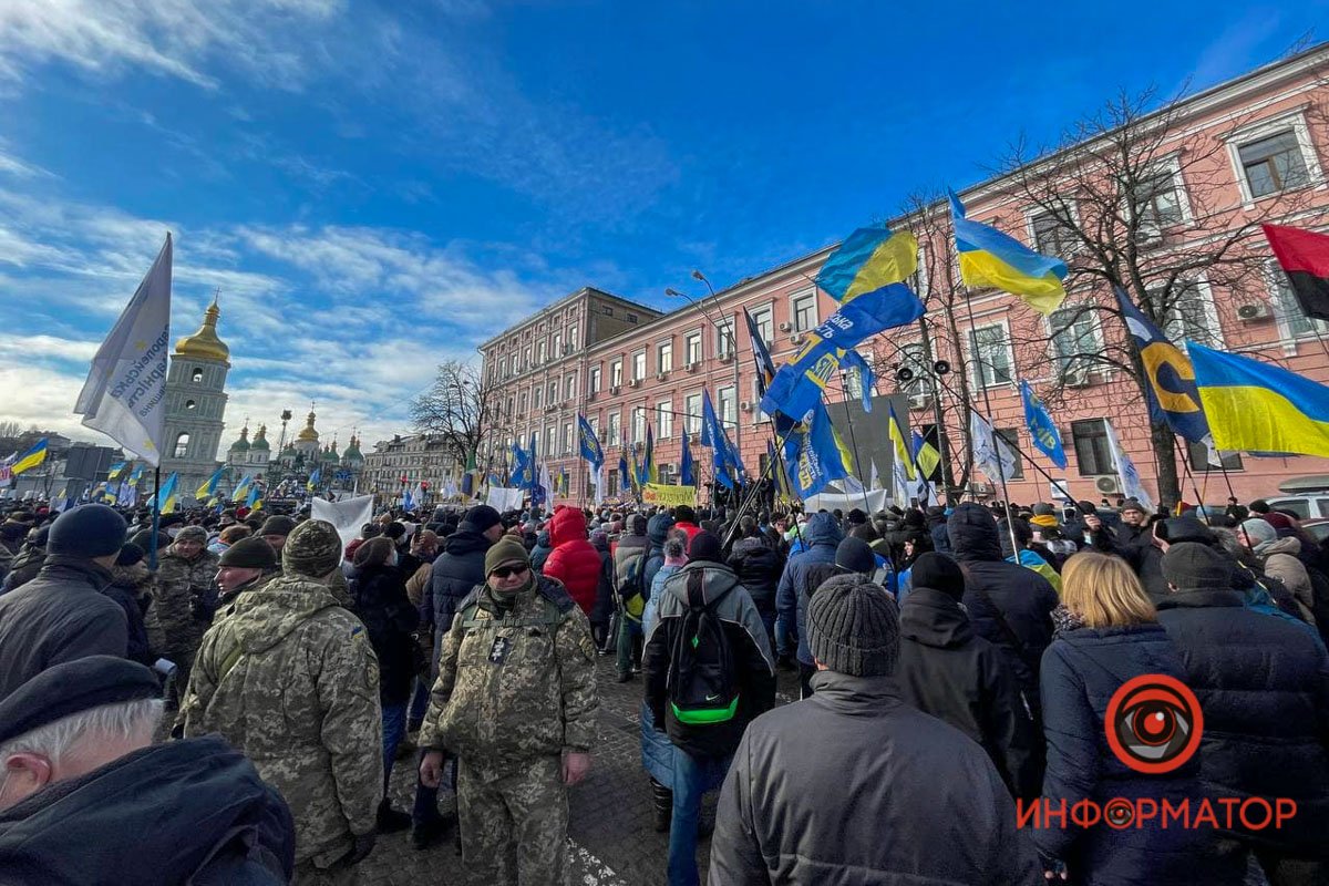 У Києві під Печерським судом зібралися сотні прихильників Порошенка: розгорнули плакати, поставили намети та встигли поштовхатися з поліцією 28