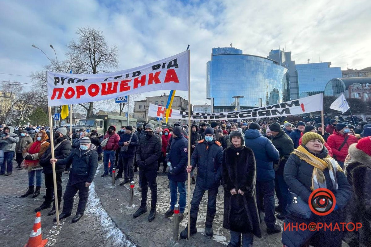 У Києві під Печерським судом зібралися сотні прихильників Порошенка: розгорнули плакати, поставили намети та встигли поштовхатися з поліцією 27