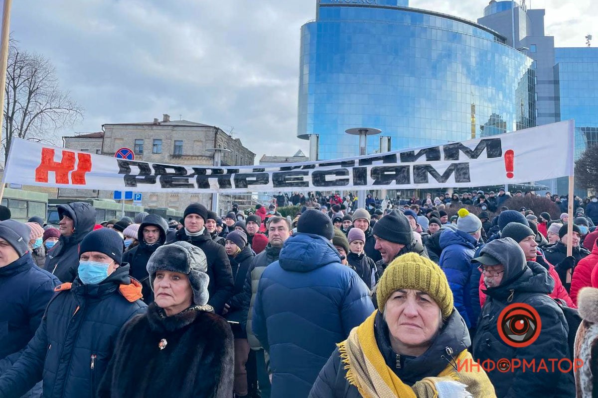 У Києві під Печерським судом зібралися сотні прихильників Порошенка: розгорнули плакати, поставили намети та встигли поштовхатися з поліцією 29