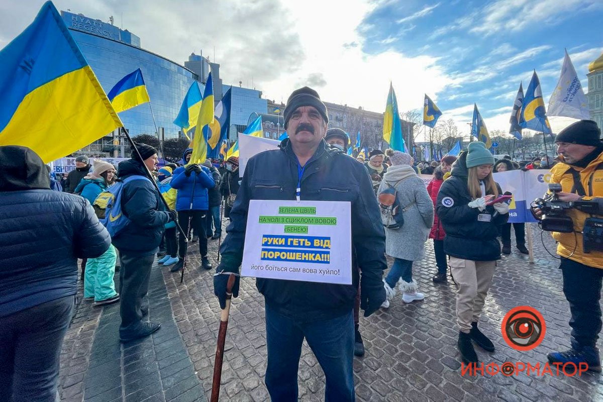 У Києві під Печерським судом зібралися сотні прихильників Порошенка: розгорнули плакати, поставили намети та встигли поштовхатися з поліцією 30