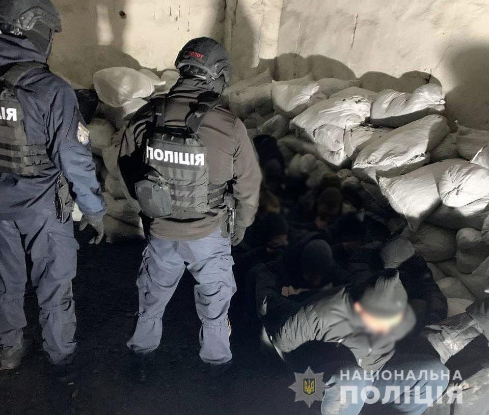 В Донецкой области из грузовых вагонов украли больше 60 тонн угля: среди задержанных – подростки 3