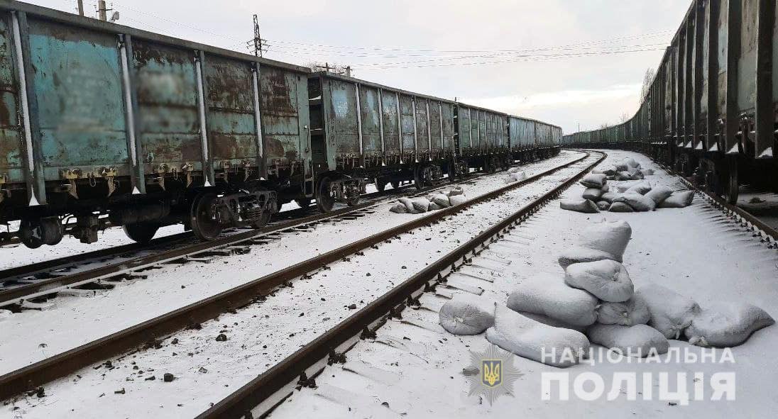 В Донецкой области из грузовых вагонов украли больше 60 тонн угля: среди задержанных – подростки 5