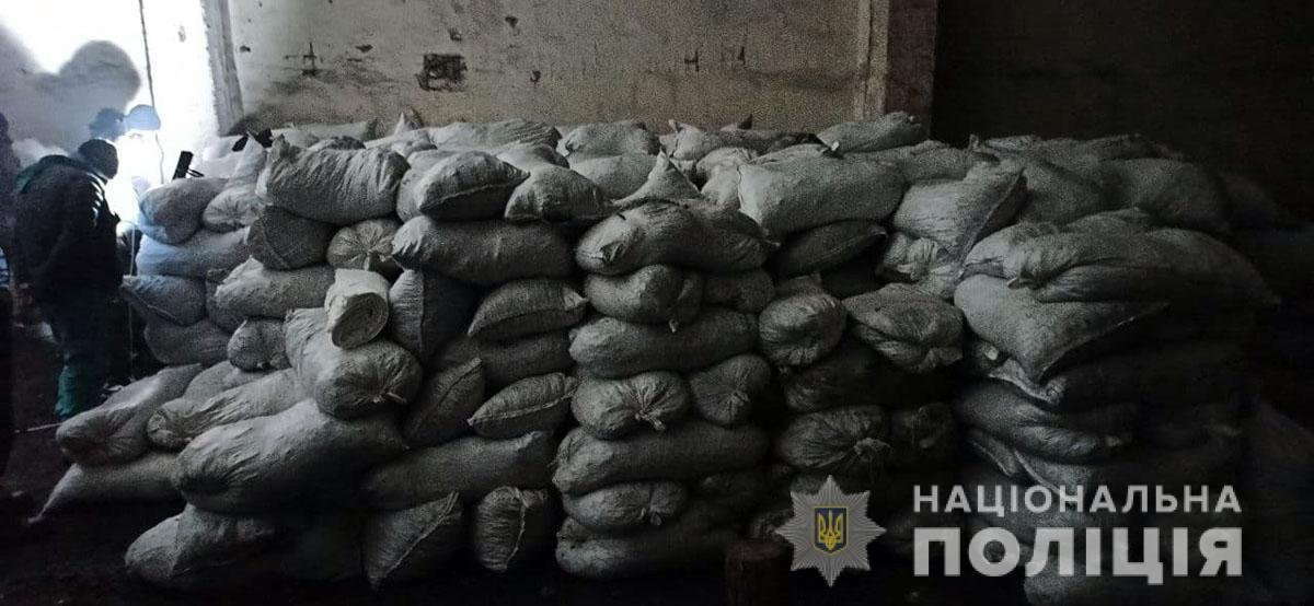 В Донецкой области из грузовых вагонов украли больше 60 тонн угля: среди задержанных – подростки 2