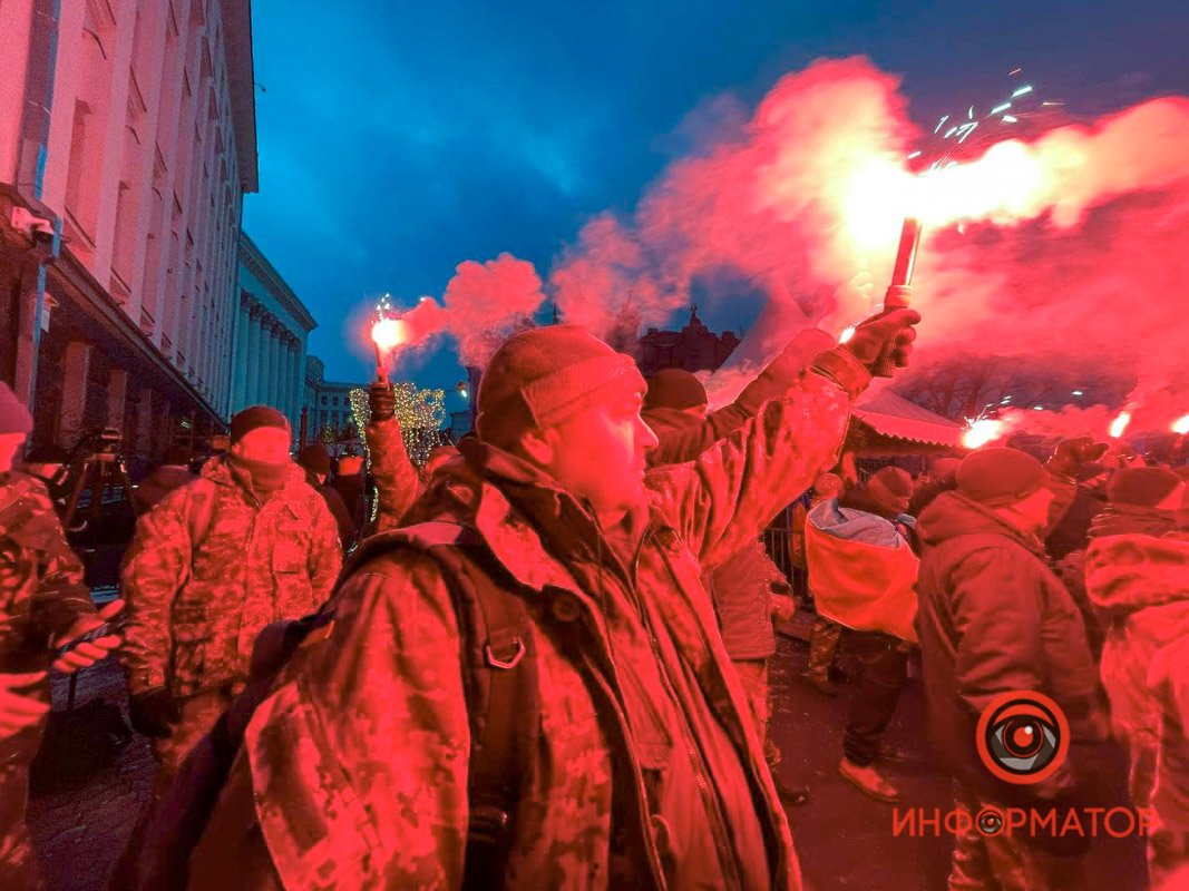 Шествие к ОП, кричалки, гимн и фаера: как закончился митинг в поддержку Порошенко и что будет дальше 7