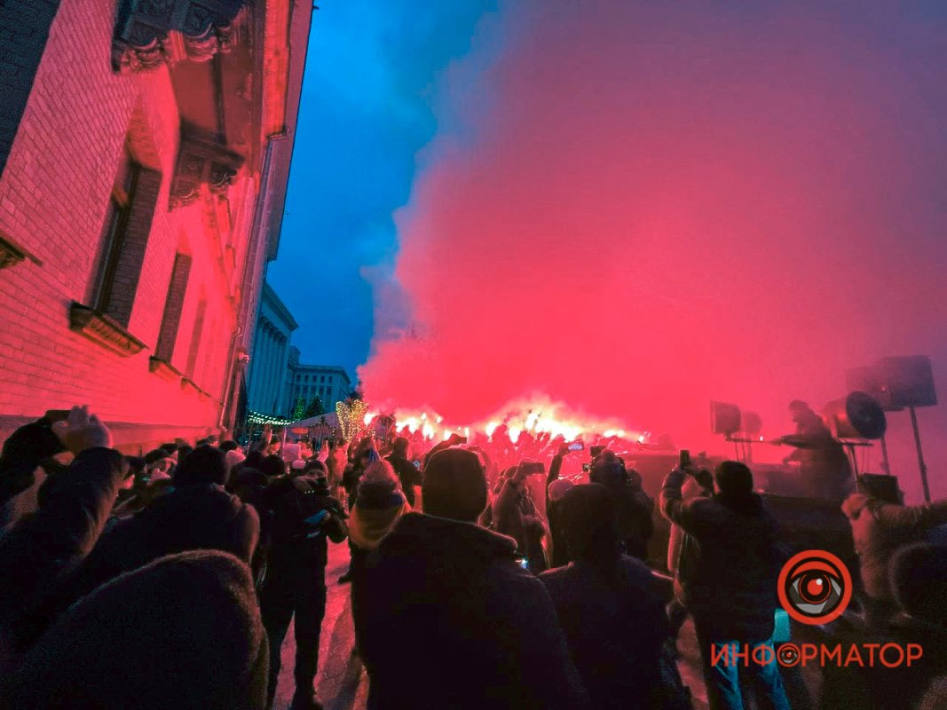 Шествие к ОП, кричалки, гимн и фаера: как закончился митинг в поддержку Порошенко и что будет дальше 4