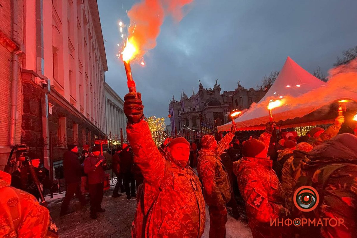 Шествие к ОП, кричалки, гимн и фаера: как закончился митинг в поддержку Порошенко и что будет дальше 1