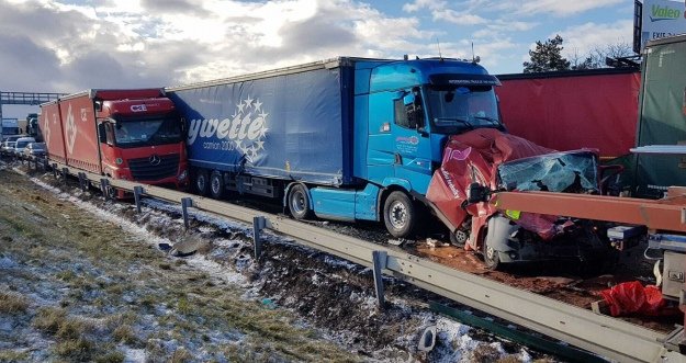 У Чехії у ДТП зіткнулися близько 40 авто. Траса заблокована, є постраждалі 3