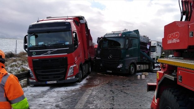 У Чехії у ДТП зіткнулися близько 40 авто. Траса заблокована, є постраждалі 4