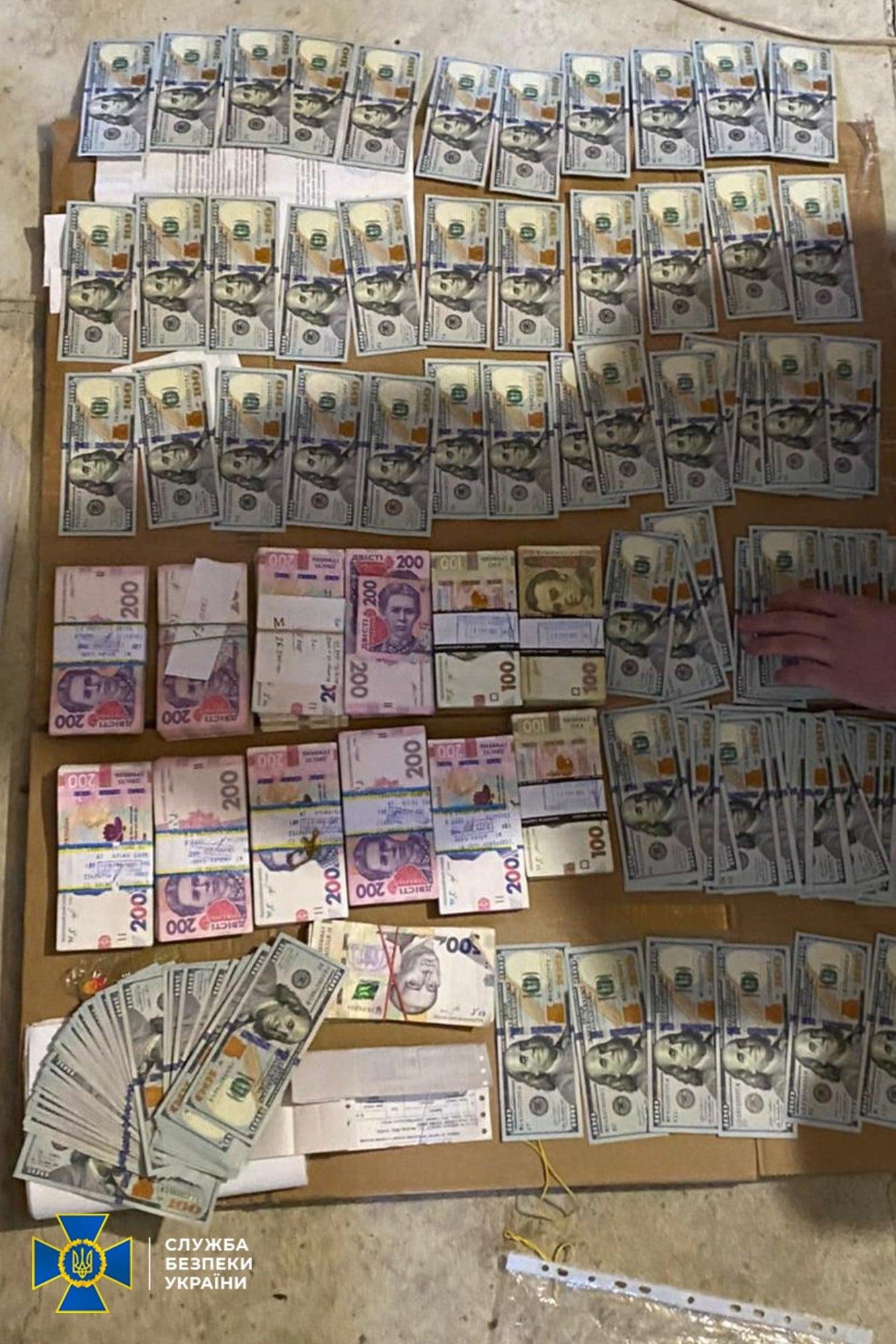 В окупованому Луганську накрили нелегальний фінансовий центр, який сплачував податки до «бюджету ЛНР» 4
