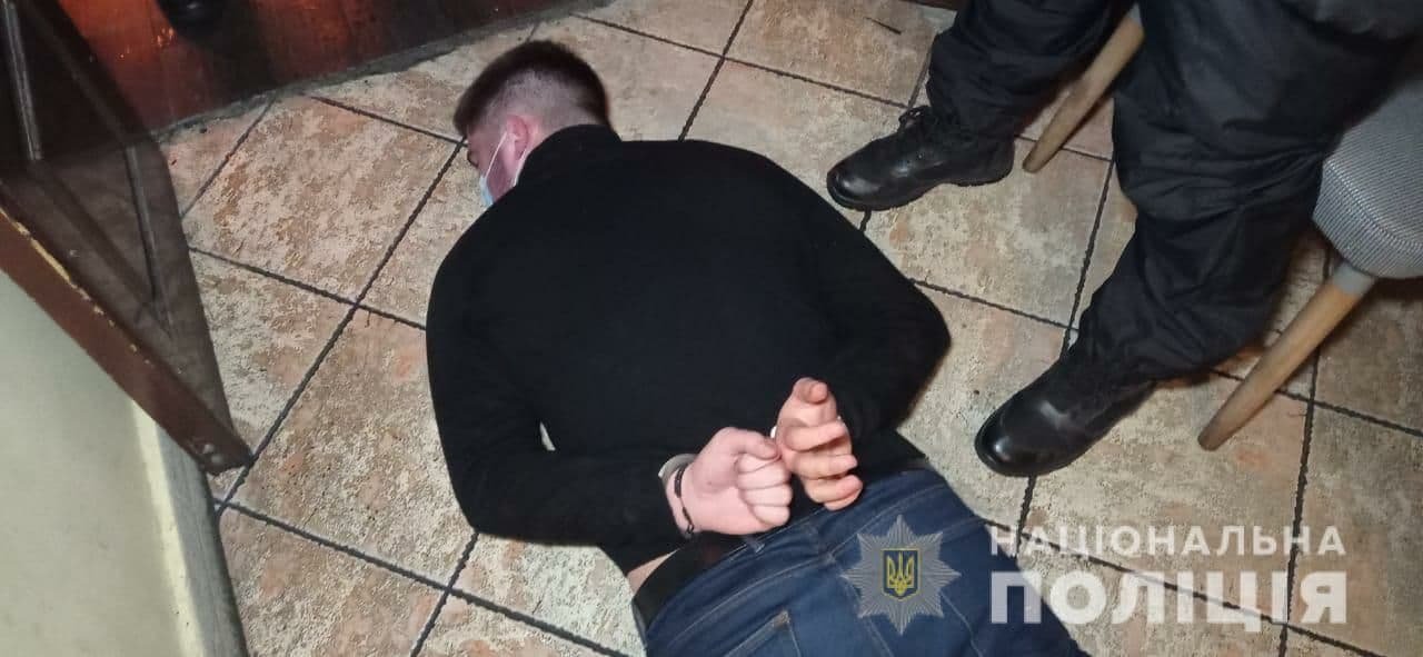 В Виннице мужчина подстрелил двух человек в ресторане и забаррикадировался в туалете: в области ввели спецоперацию «Гром» 3