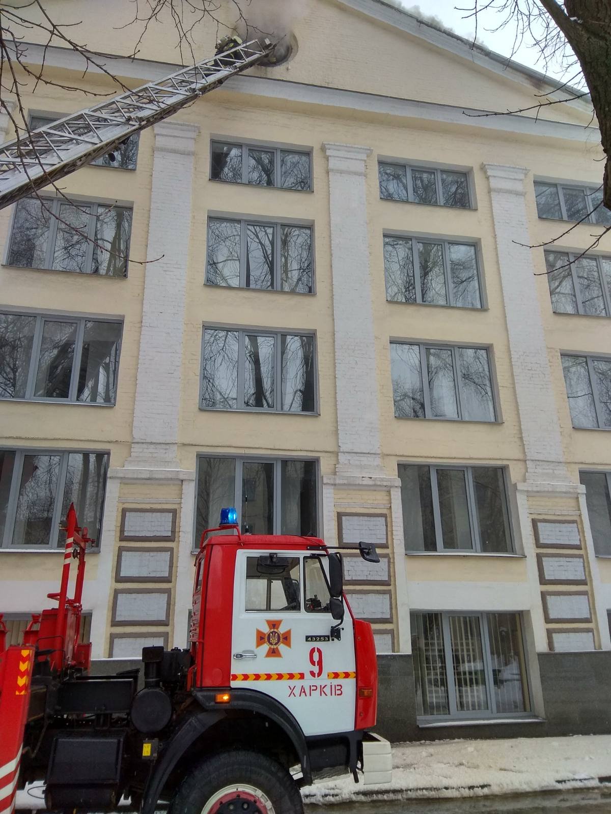 Пожежа у корпусі юридичного університету у Харкові: рятувальники борються з вогнем більше години 1