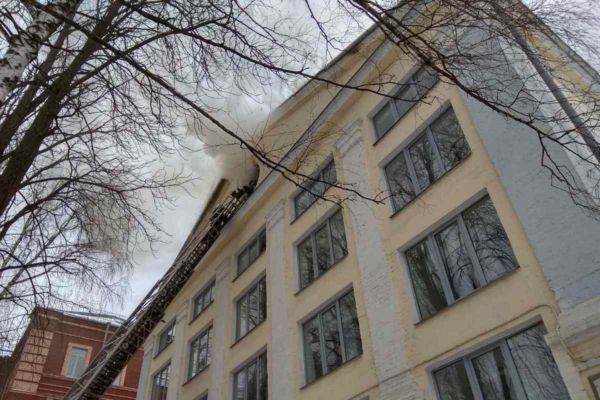 Пожежа у корпусі юридичного університету у Харкові: рятувальники борються з вогнем більше години 3