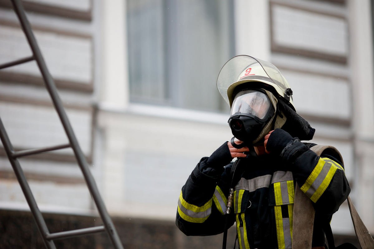 Пожежа у корпусі юридичного університету у Харкові: рятувальники борються з вогнем більше години 6