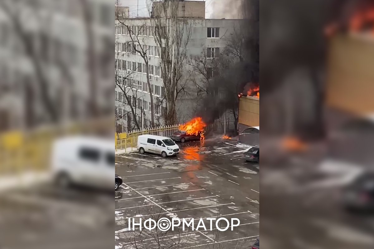 Огонь перебросился на припаркованную рядом машину Огонь перебросился на припаркованную рядом машину