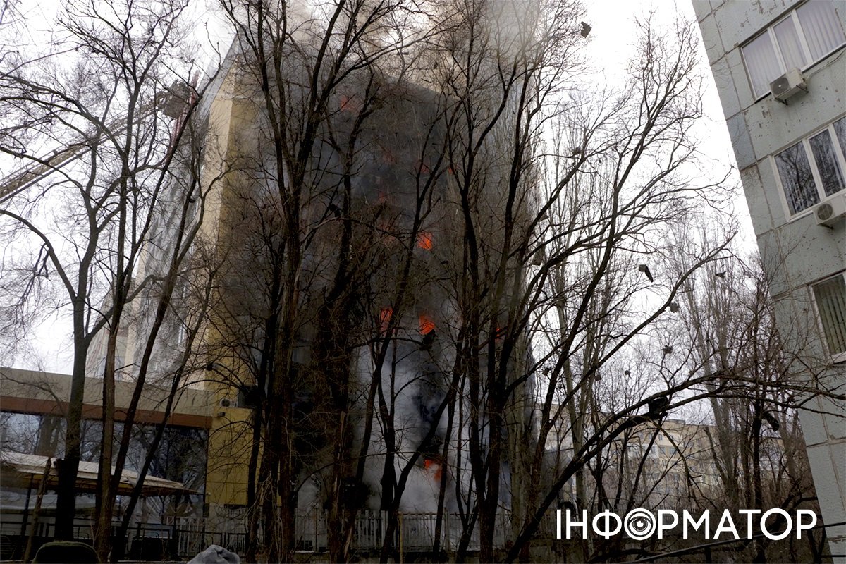 Все 9 этажей охвачены огнём Все 9 этажей охвачены огнём