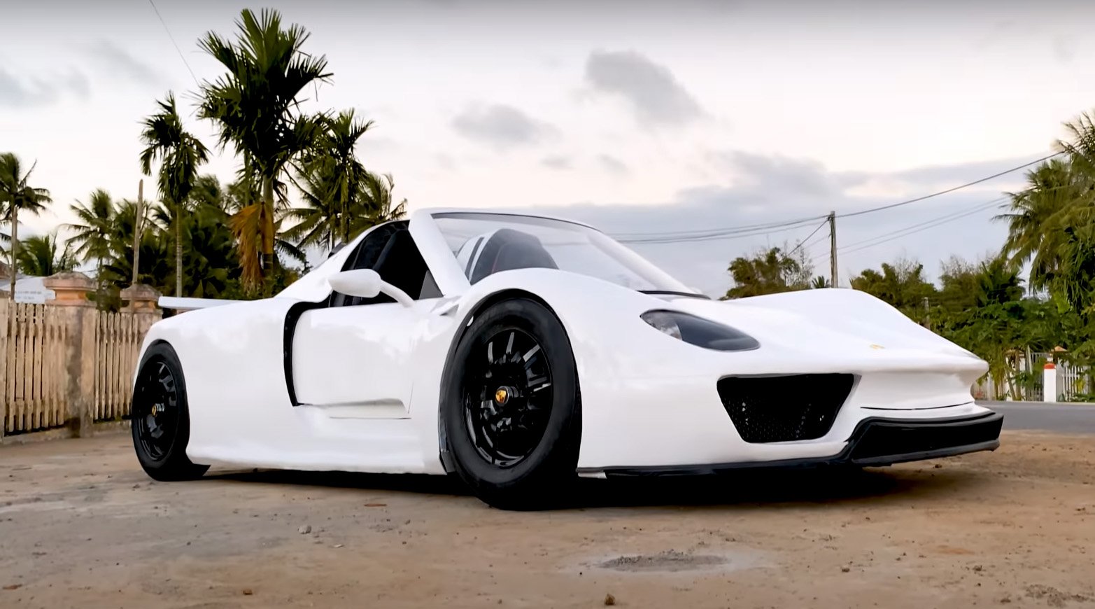 Блогер із В'єтнаму створив Porsche із труб та пластику: відео 1