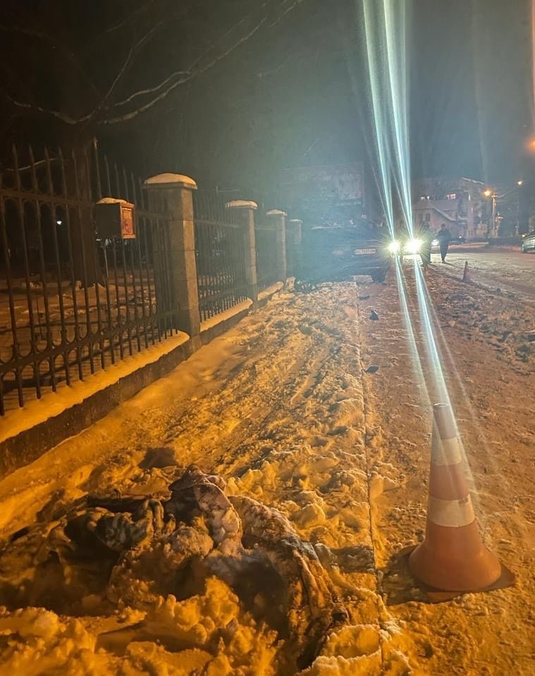 У Львівській області 20-річний хлопець на Opel збив сім'ю на тротуарі: двоє дорослих та діти у лікарні 3