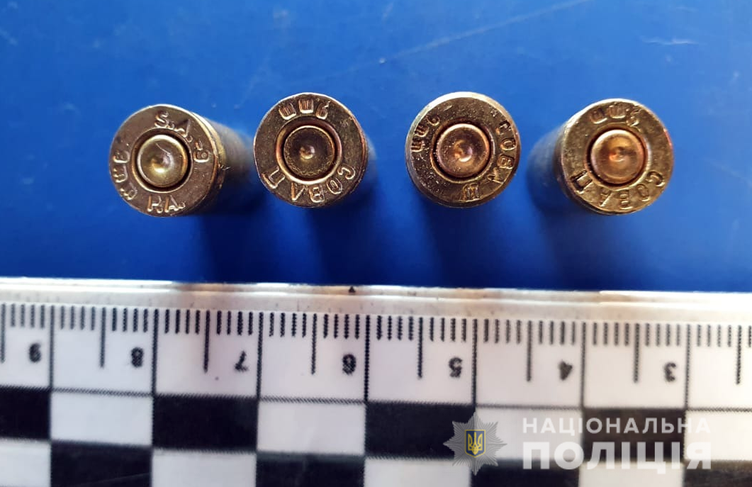 Возле бара в Новой Каховке пьяный мужчина устроил стрельбу из-за девушки 3