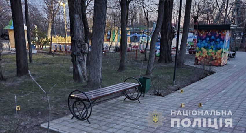 Возле бара в Новой Каховке пьяный мужчина устроил стрельбу из-за девушки 1