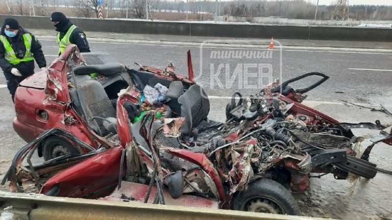 На трасі під Києвом Daewoo на швидкості влетів у причіп вантажівки: загинуло 4 особи 2