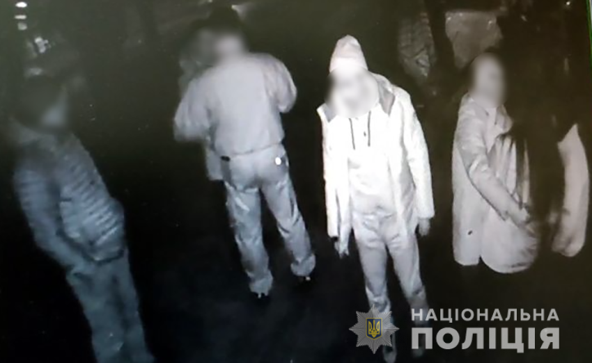 Возле бара в Новой Каховке пьяный мужчина устроил стрельбу из-за девушки 2