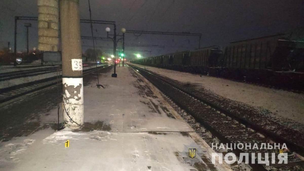Парень долго стоял на путях, а потом резко лёг под движущийся на него поезд