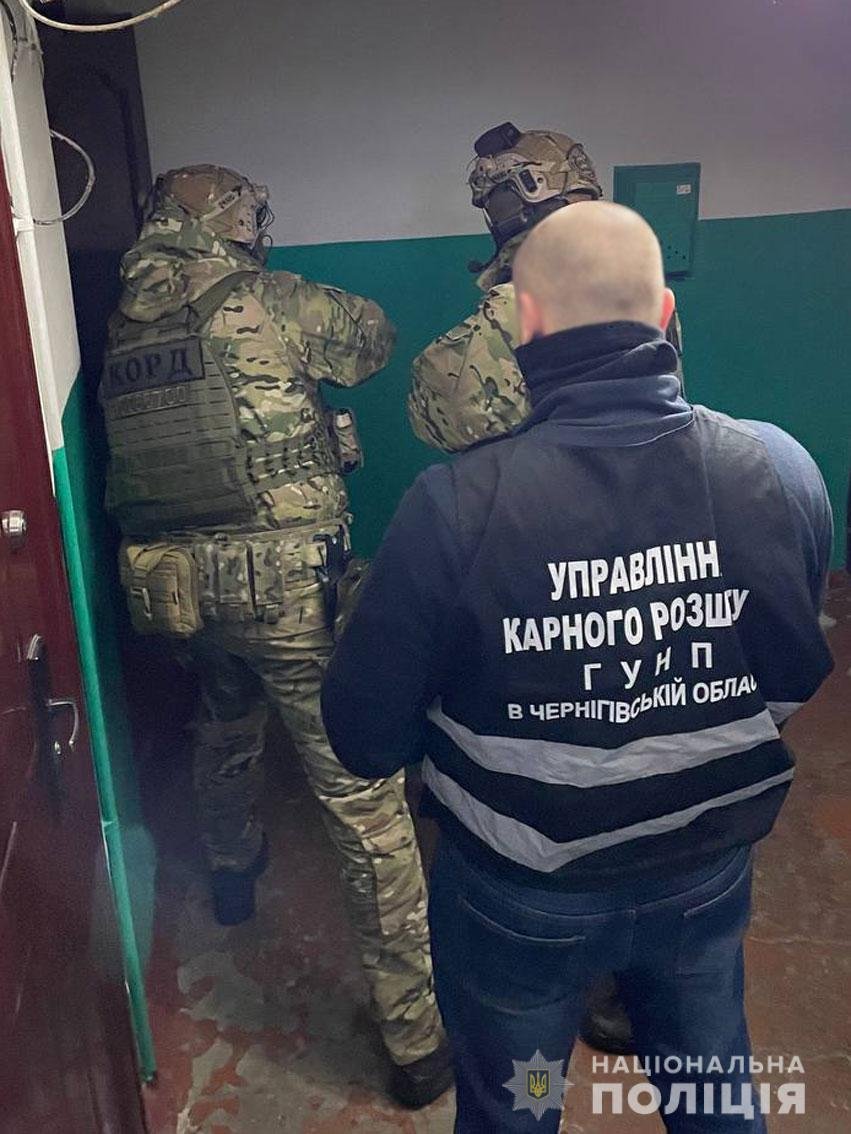 Підстрелили, зв'язали та кинули у багажник: на Чернігівщині двоє чоловіків напали на фермера та пограбували його 1