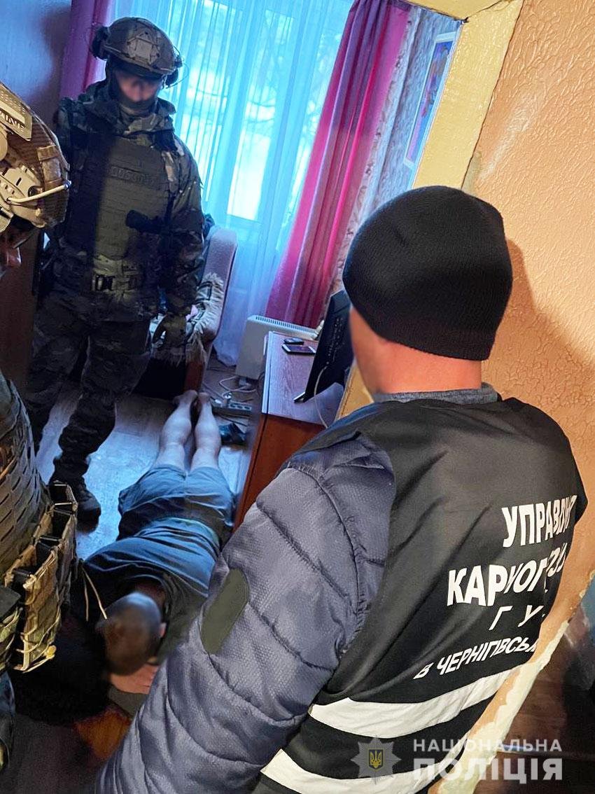 Підстрелили, зв'язали та кинули у багажник: на Чернігівщині двоє чоловіків напали на фермера та пограбували його 2