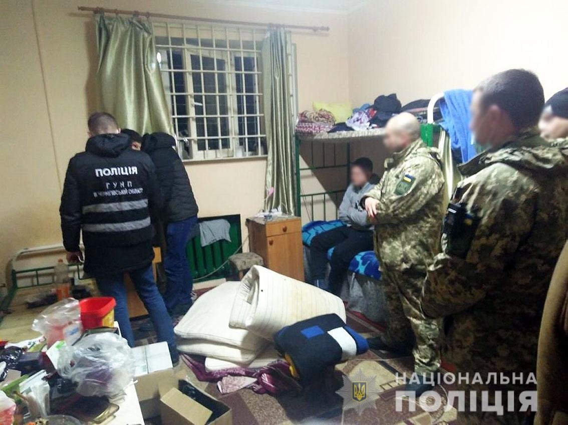Підстрелили, зв'язали та кинули у багажник: на Чернігівщині двоє чоловіків напали на фермера та пограбували його 5