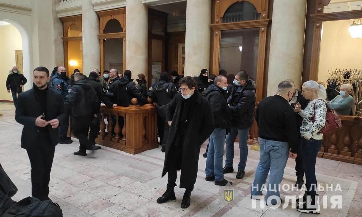 Бегал по столам, ломал мебель и подрался с «муниципалами»: как нардеп Дмитрук сорвал заседание земельной комиссии в Одессе и попал под статью 2