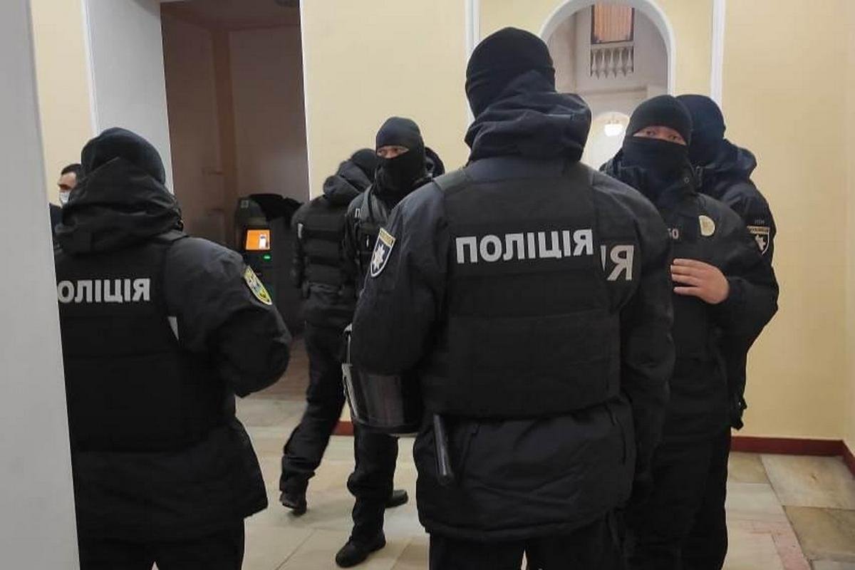 Бегал по столам, ломал мебель и подрался с «муниципалами»: как нардеп Дмитрук сорвал заседание земельной комиссии в Одессе и попал под статью 3