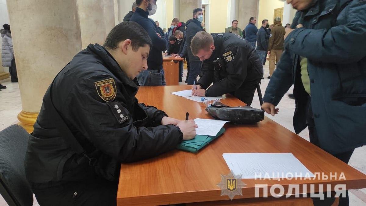 Бегал по столам, ломал мебель и подрался с «муниципалами»: как нардеп Дмитрук сорвал заседание земельной комиссии в Одессе и попал под статью 4