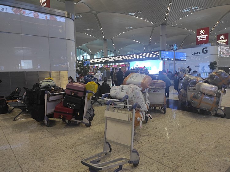 Стамбул парализован из-за сильных снегопадов: украинцы не могут вернуться домой 4