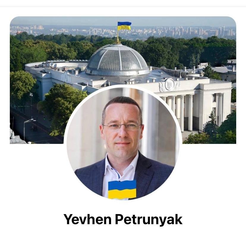 Facebook «завалили» цветами флага Украины: кто присоединился к патриотическому флешмобу 13