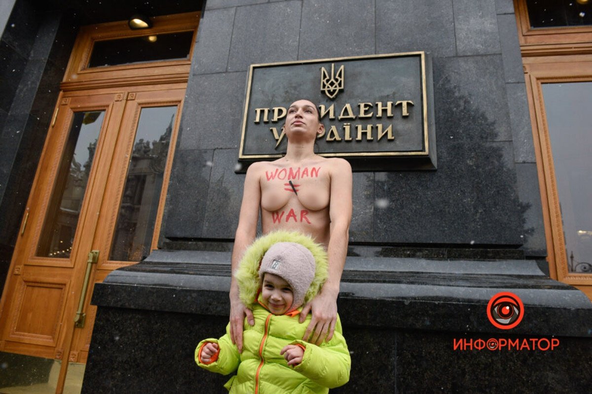 "Жодна з нас не має загинути": у Києві активістка Femen оголила груди, вимагаючи скасувати військовий облік для жінок 2
