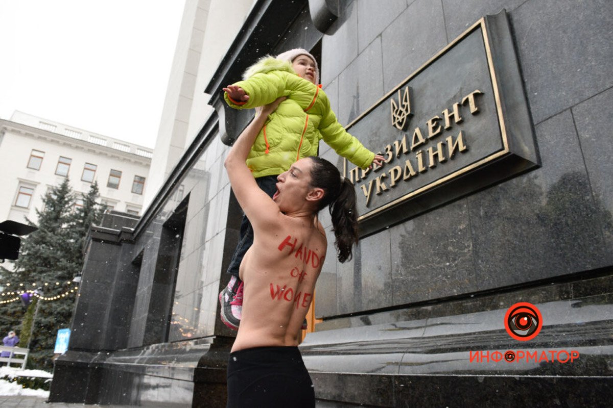 "Жодна з нас не має загинути": у Києві активістка Femen оголила груди, вимагаючи скасувати військовий облік для жінок 3