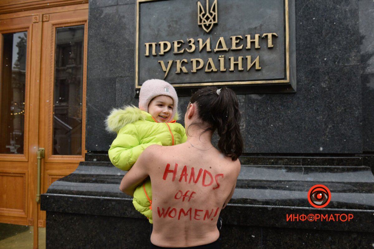 "Жодна з нас не має загинути": у Києві активістка Femen оголила груди, вимагаючи скасувати військовий облік для жінок 4
