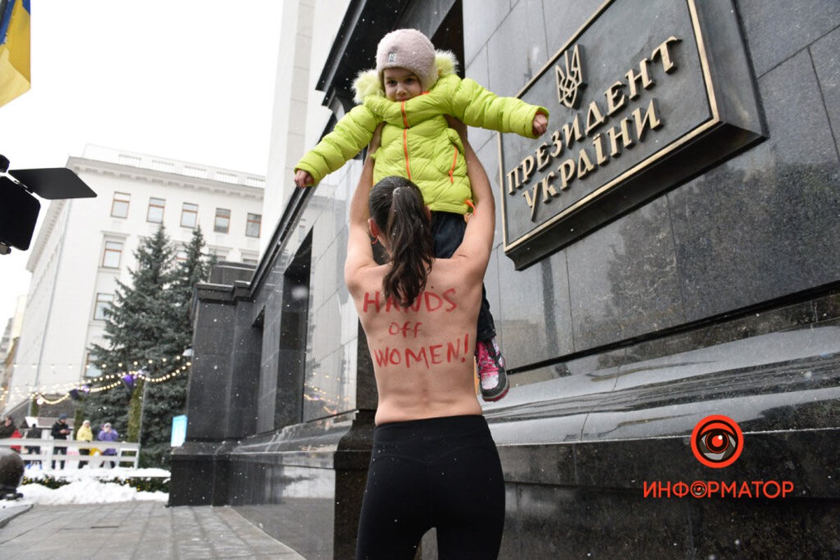 "Жодна з нас не має загинути": у Києві активістка Femen оголила груди, вимагаючи скасувати військовий облік для жінок 5
