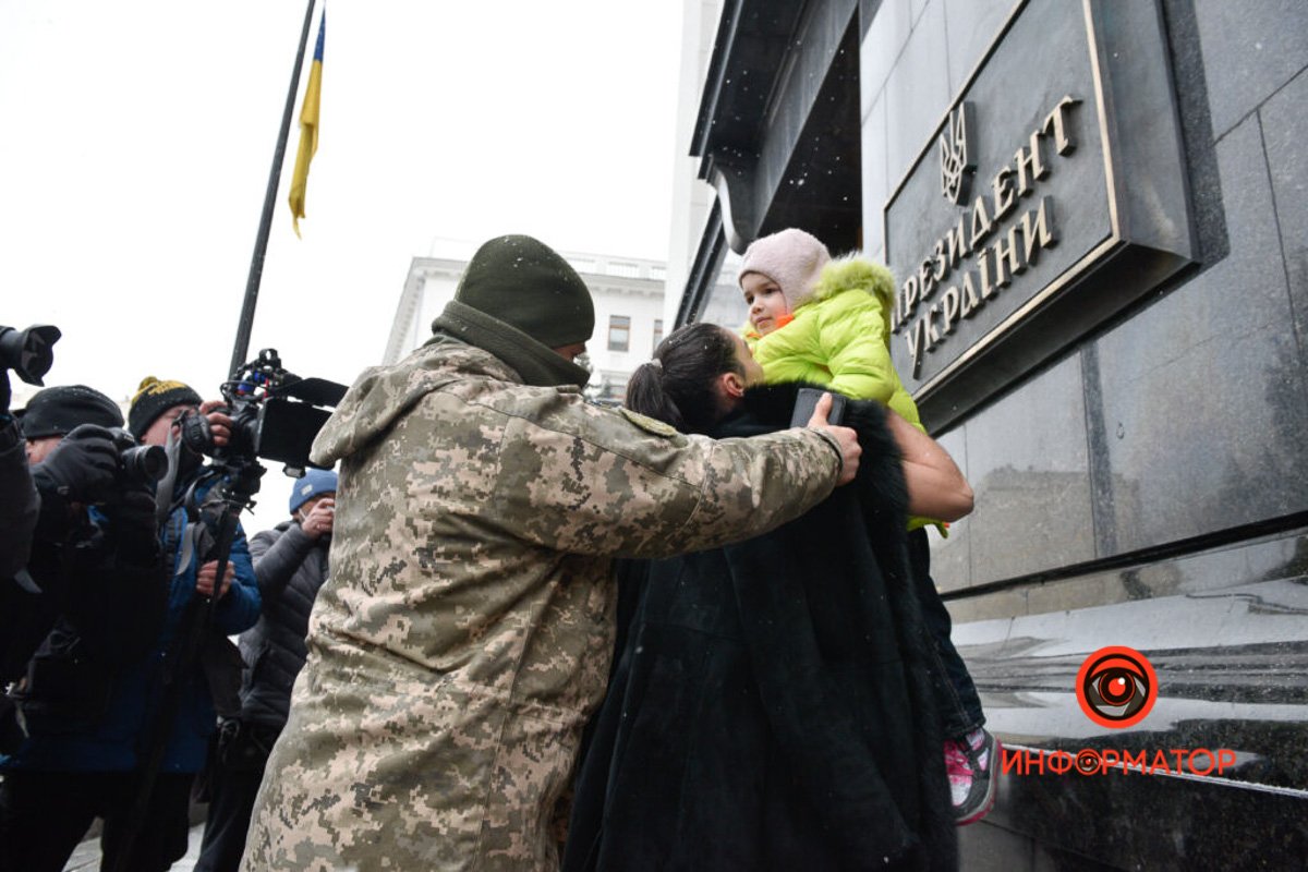 Ни одна из нас не должна погибнуть»: в Киеве активистка Femen оголила грудь,  требуя отменить воинский учёт для женщин