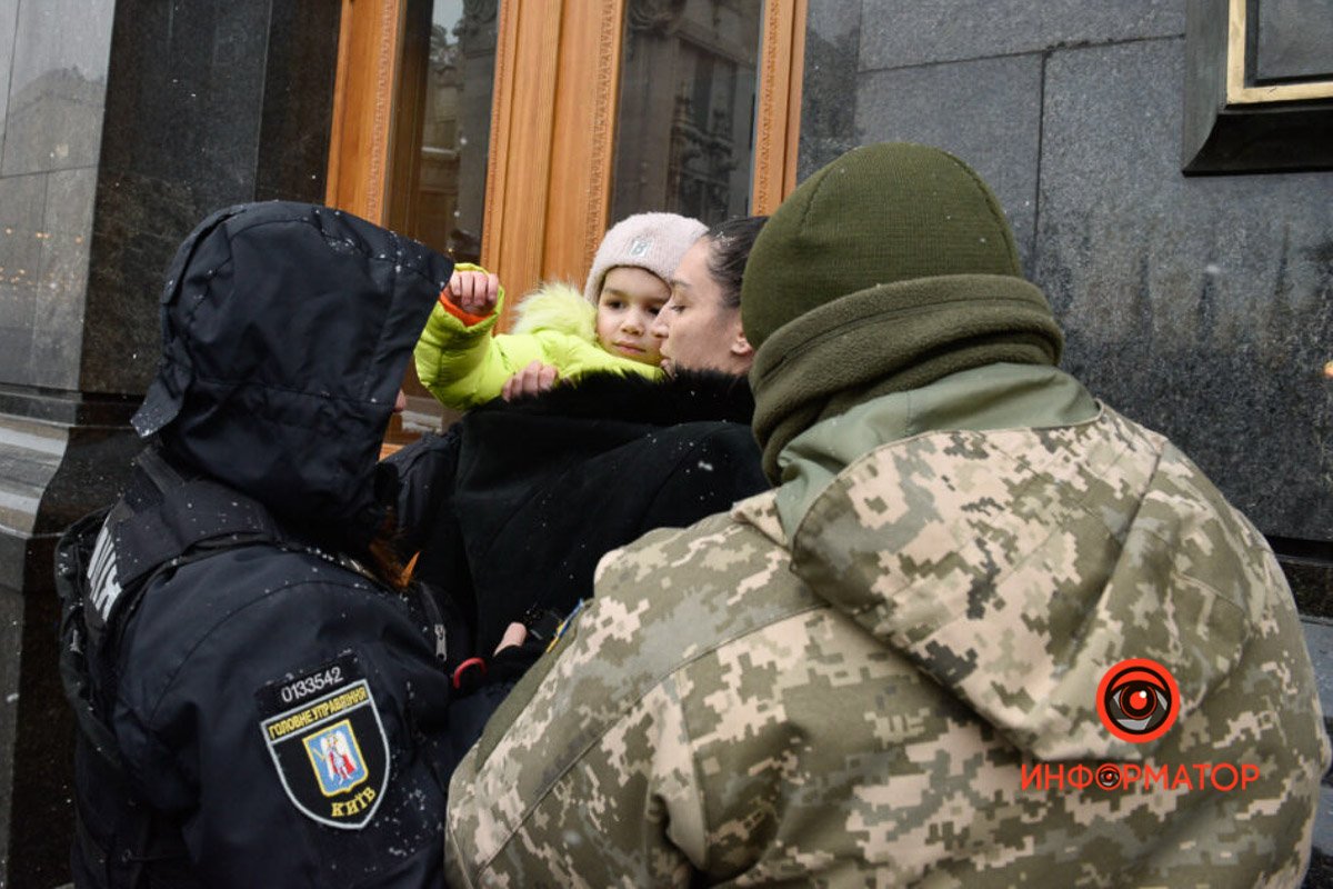 Ни одна из нас не должна погибнуть»: в Киеве активистка Femen оголила грудь,  требуя отменить воинский учёт для женщин