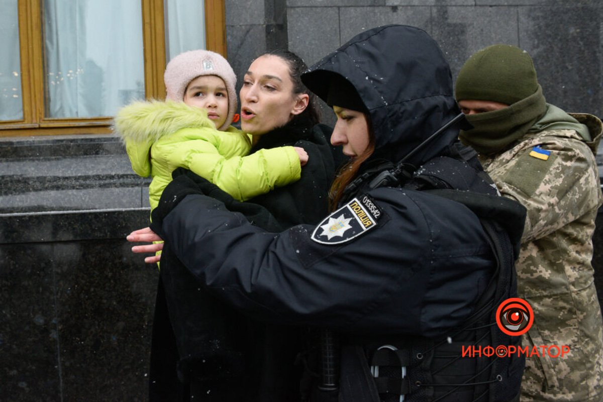 "Жодна з нас не має загинути": у Києві активістка Femen оголила груди, вимагаючи скасувати військовий облік для жінок 9