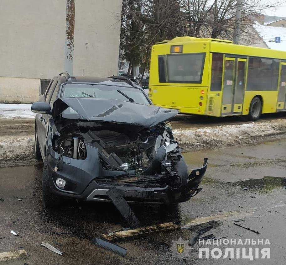 Масштабное ДТП во Львове с участием полиции: 7 человек в больнице 1