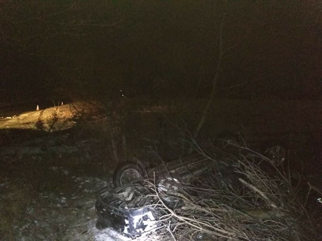 У Львові п'яний водій на Opel врізався в стовп і перекинувся: загинула жінка 1